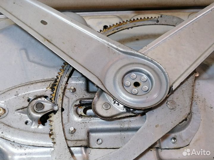 Стеклопод.передний левый Ford Focus II 2007