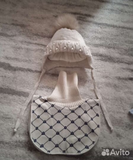 Шапка и манишка детская