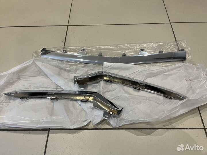 Хром накладка переднего бампера Mercedes W212 AMG