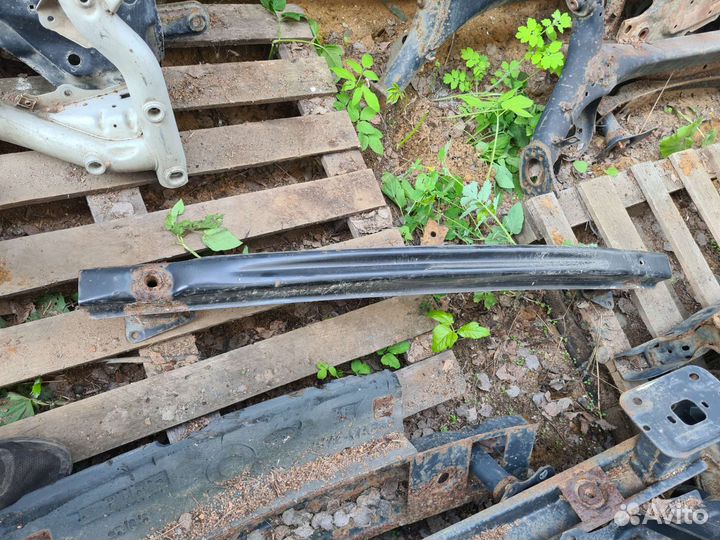 Усилитель бампера Volkswagen Touran 2004