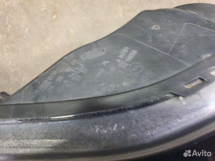 Правая фара форд фокус 3 с дефектом