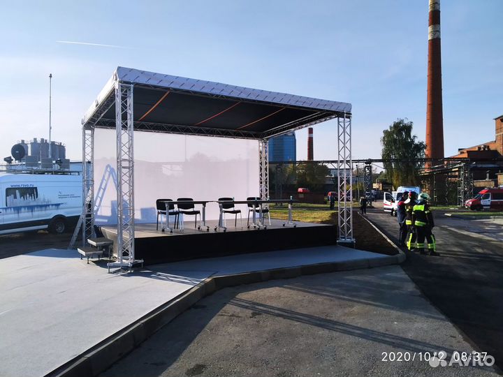 Аренда красивой сцены с крышей