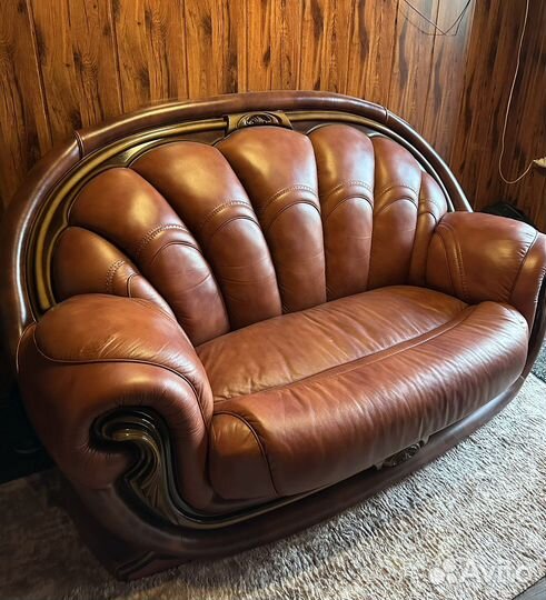 Кожаный диван
