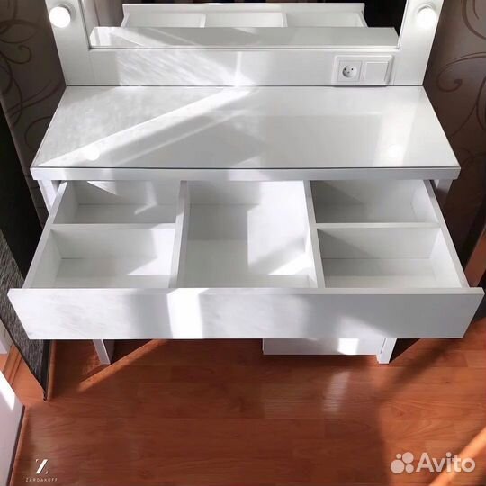 Туалетный столик визажиста с гримерным зеркалом