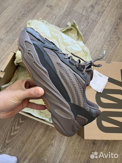 Кроссовки adidas yeezy boost 700 v2
