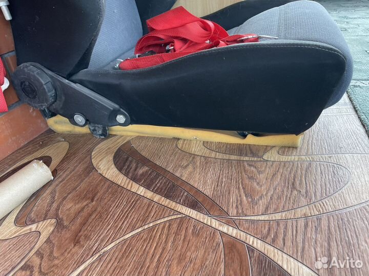 Спортивное кресло с ремнями