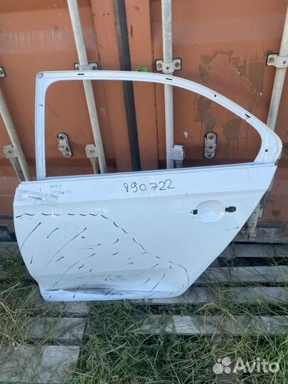 Задняя левая дверь шкода рапид