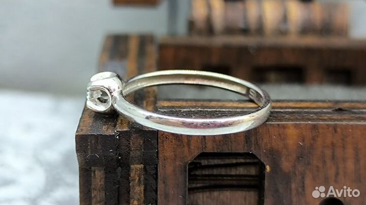 Кольцо белого золота 585 пробы с бриллиантом массо