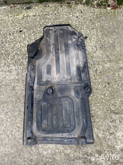 Защита пола задняя правая Mercedes W211