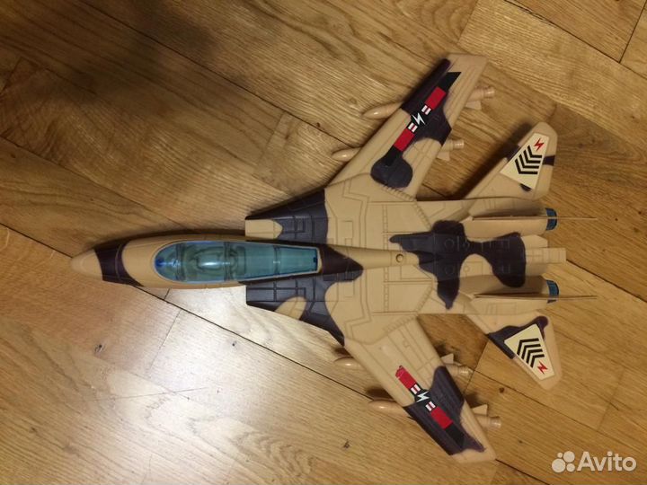 Самолет - истребитель на батарейках