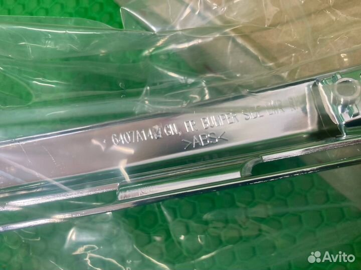 Молдинг бампера передний правый Mitsubishi