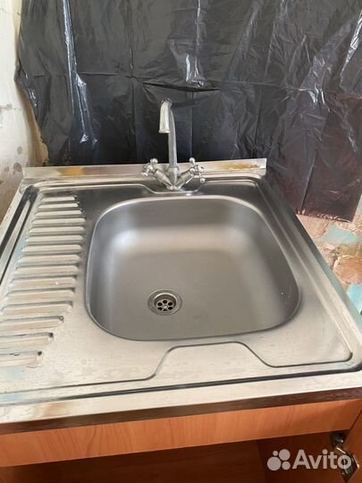 Кухонная мойка с тумбой и смесителем
