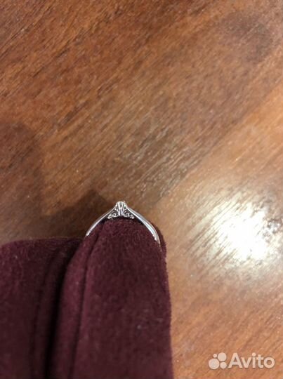 Серебряное кольцо с бриллиантом