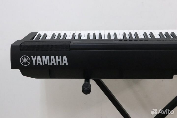 Цифровое пианино Yamaha P-121B 2021 год