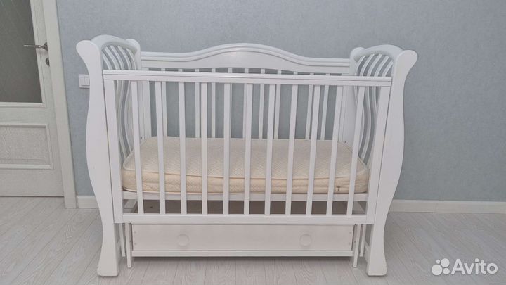 Детская кроватка с маятником белая