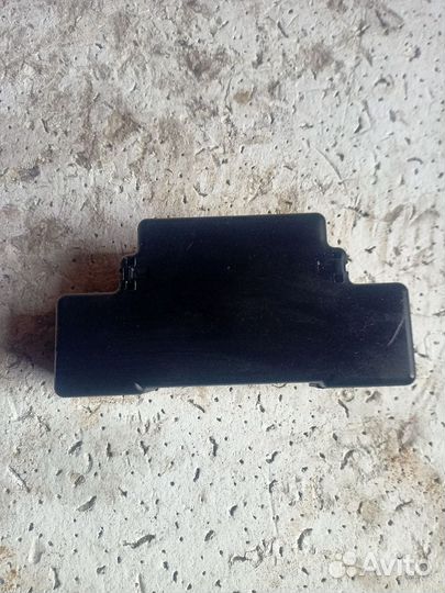 Крышка блока предохранителей Opel Astra H 13129783