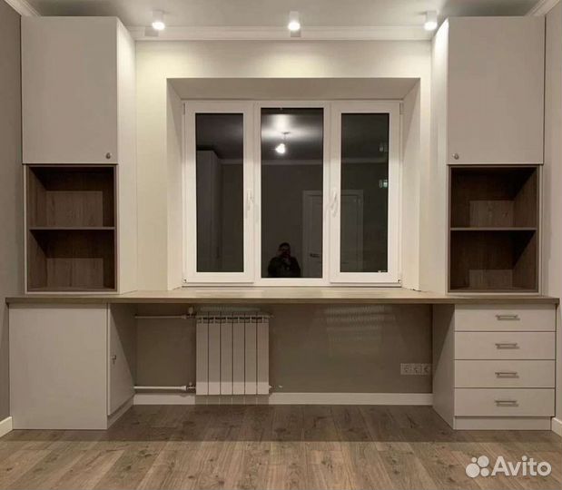 Письменный стол у окна со шкафами в детскую Т168