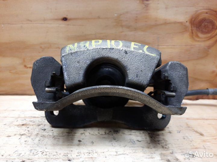 Суппорт передний левый Toyota Aqua NHP10 1nzfxe