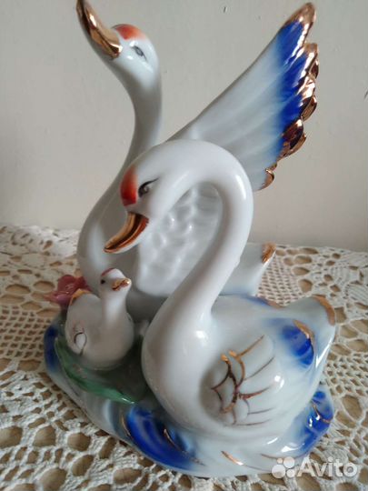 Статуэтка фарфоровая