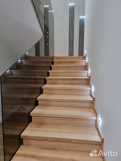 Стеклянные ограждения лестничного марша