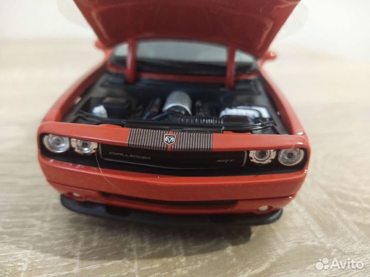 Модель 1:24, новая, Dodge Challenger SRT8 2008