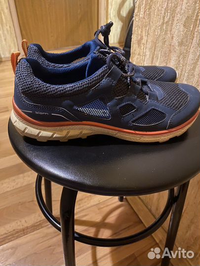 Кроссовки женские