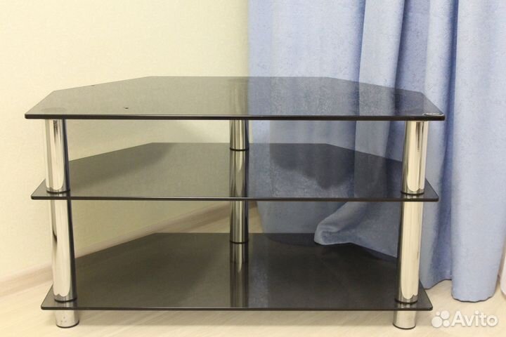 Стеклянная горка в зал под телевизор