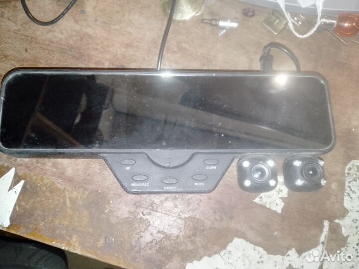 Видеорегистратор на зеркало заднего вида