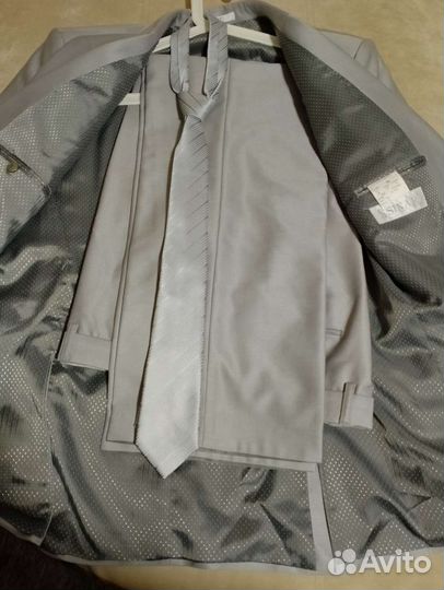 Мужской классический костюм с рубашками