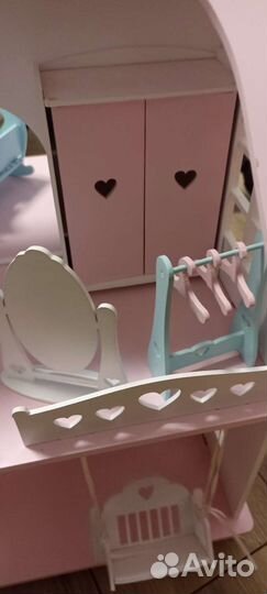 Большой кукольный домик с мебелью