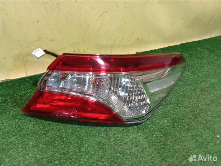 Фонарь задний наружный правый Toyota Camry V70 20