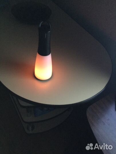 Фонарь-светильник RGB удобно ставится на стол и по