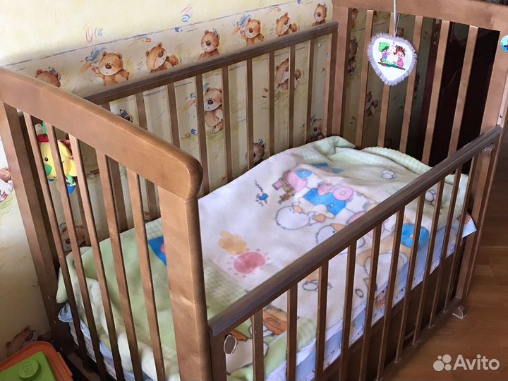 Детская кроватка с маятником и ящиком