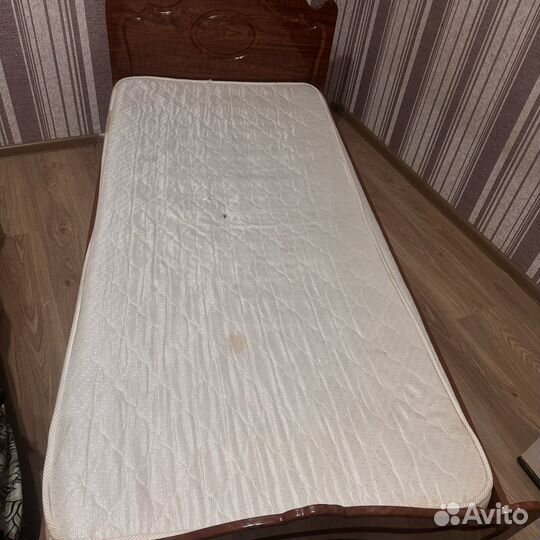 Кровать и шкаф