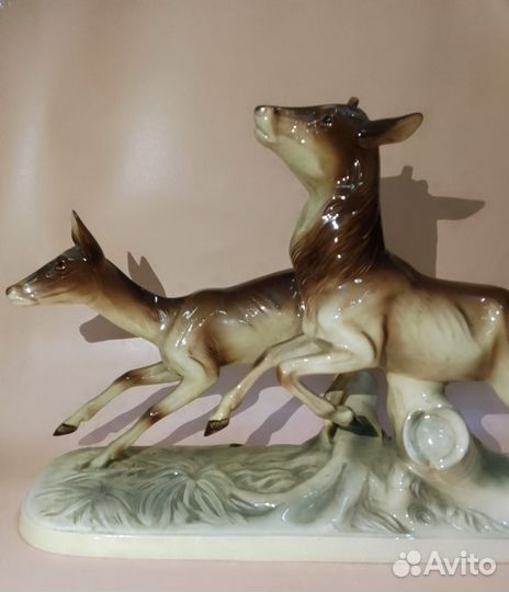 Фарфоровая статуэтка ГДР. Бегущие олени