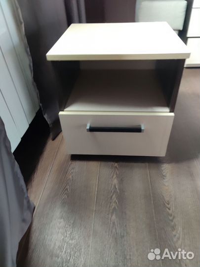 Продаю тумбочку прикроватную