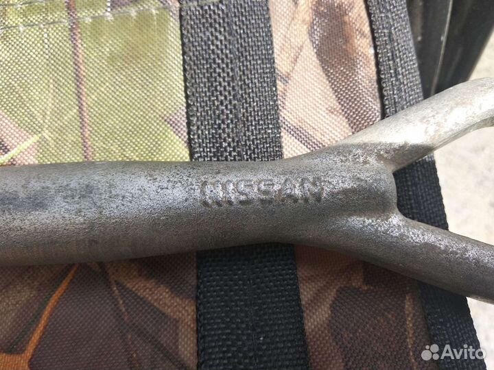 Буксировочный крюк nissan
