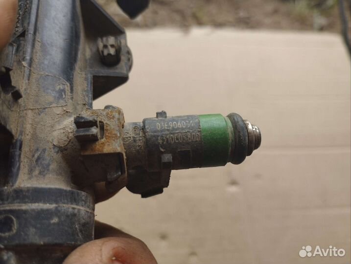 Топливная рампа с форсунками Skoda Fabia 1 1.2