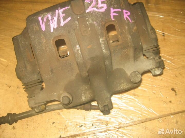 Суппорт перед право Nissan VWE25 caravan