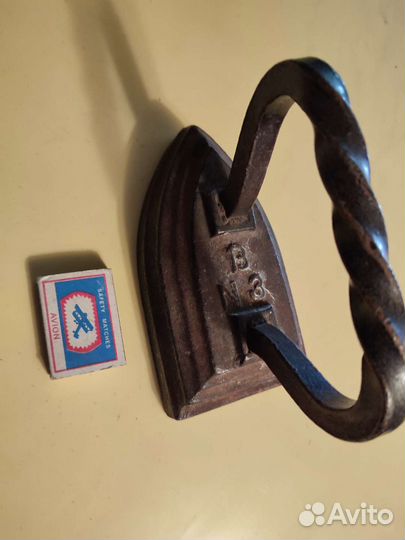 Старый миниатюрный ретро утюг годен к применению