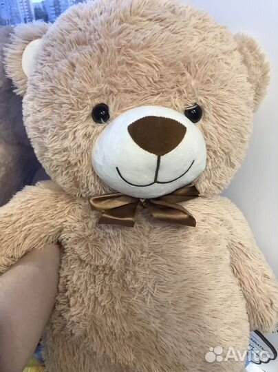 Большой плюшевый медведь