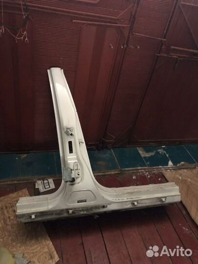 Стойка двери правая центральная с порогом Volkswag