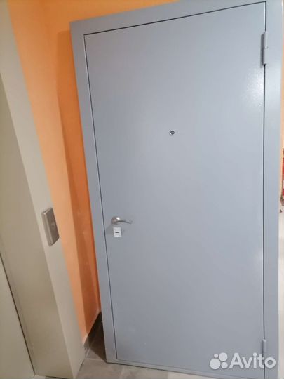 Дверь входная металлическая от застройщика