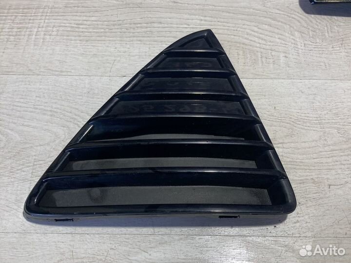 Заглушка (решета) бампера правая Ford Focus 3