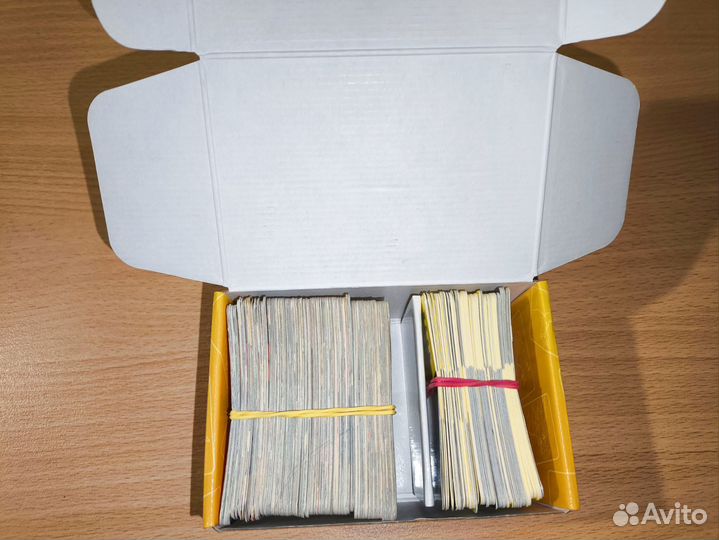 Настольная игра и пистолет с пистонами