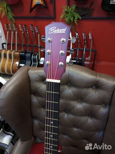 Акустическая гитара новая красного цвета