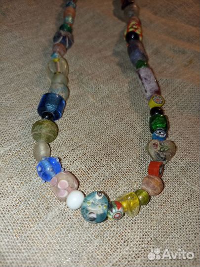 Яркие стеклянные бусы