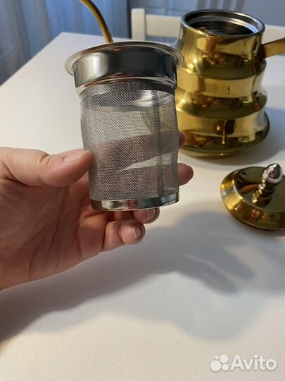 Минималистичный заварочный чайник золотистый