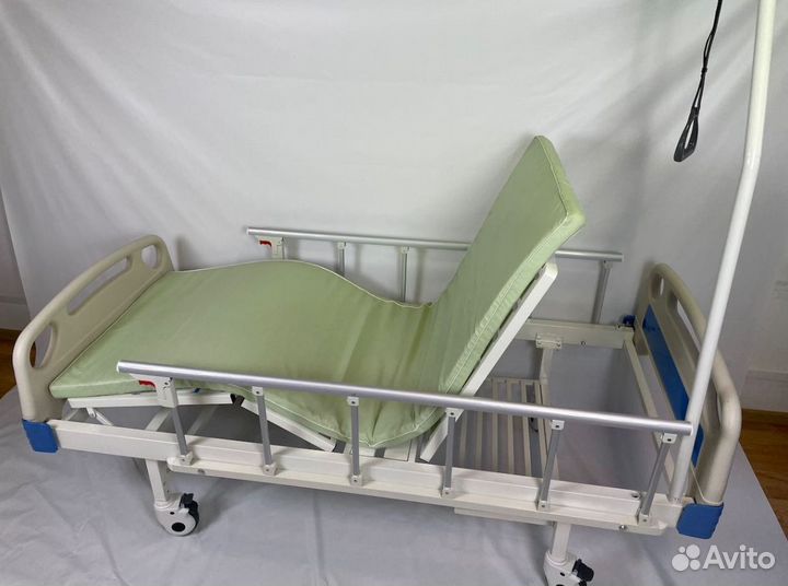 Медицинская кровать с матрасом и туалетом