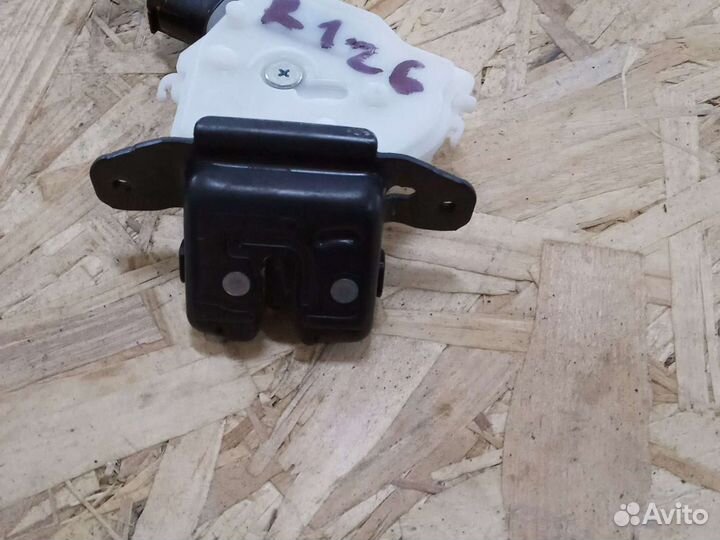 Замок крышки багажника Toyota Auris E 180